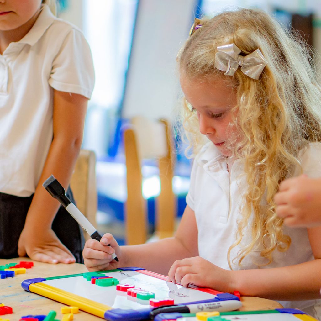 Show-Me 610 Piece Magnetic Whiteboard Classroom Pack inc 11 Boards 24 Markers & 592 letters