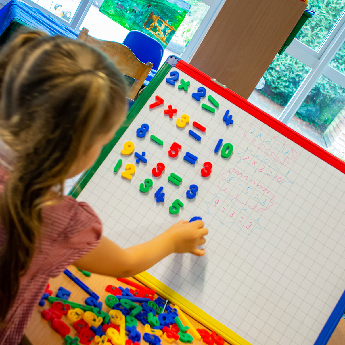 Show-Me 610 Piece Magnetic Whiteboard Classroom Pack inc 11 Boards 24 Markers & 592 letters