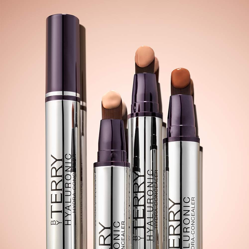 By Terry Hyaluronic Ultra-Concealer with applicators on a beige background